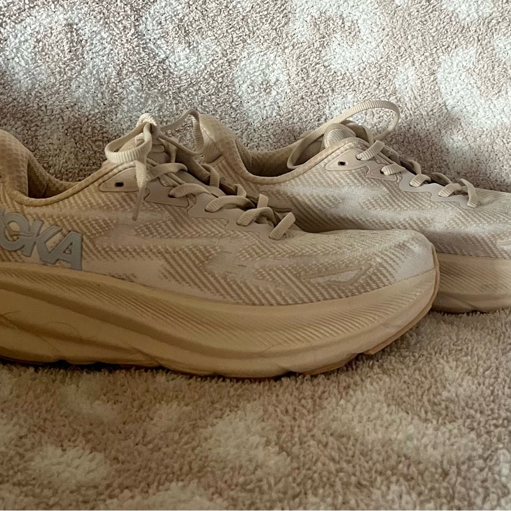 Hoka Clifton 9 Oat Milk Men’s Size 7.5D/ Women's Size 8.5B